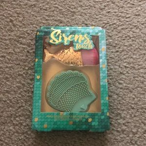 Makeup brush with brush cleaner